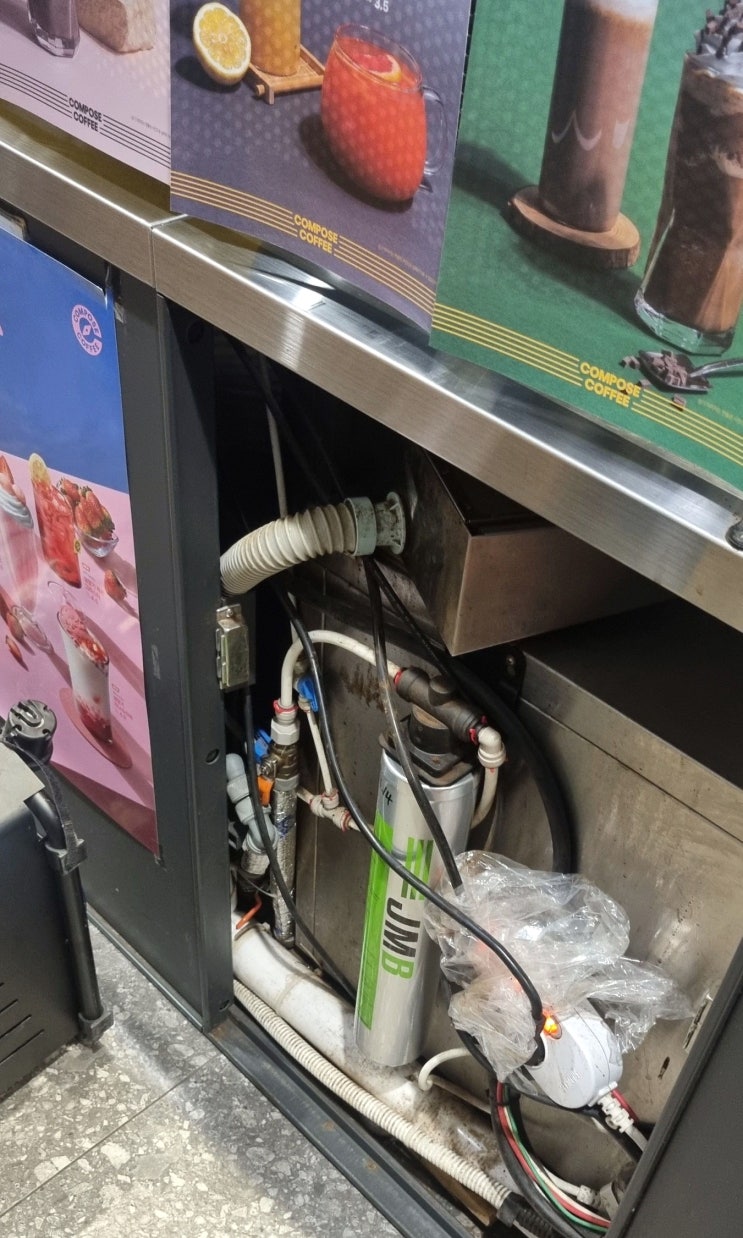  카페 머신기 뒤쪽 배관에서 물샘 원두찌꺼기로 막혀서 물 넘치는 커피숍 PVC 파이프 하수구 뚫기