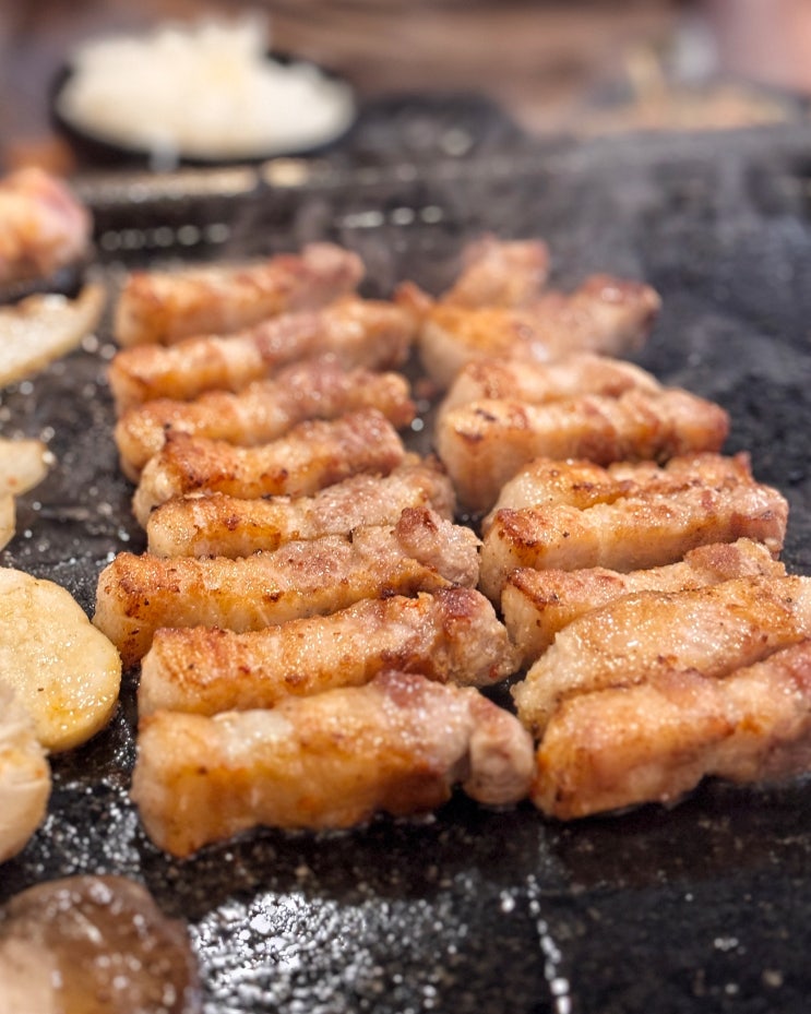  춘천 삼겹살 맛집, 거두리 고기 구워주는집 육즙 가득 고깃집 생삼겹구루본점