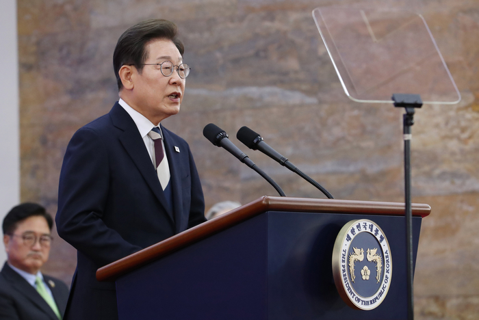 [속보] <b>현충일 추념식</b> 찾은 이재명 대통령 "전쟁 걱정 없는 나라... 