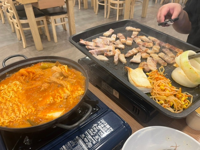 강동역 가족외식 어린시절 집에서 구워먹던 삼겹살 생각나는 금돈김치마을