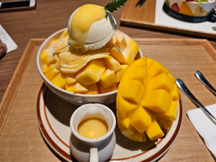 카페디아즈 수원종합운동장점 망고빙수 맛집 에서 망고를 털고 왔어요!!