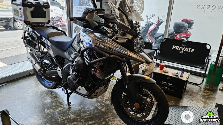 [콰시웍스] 스즈키(Suzuki) 브이스트롬 1050XT 미쉐린 아나키어드벤처 프론트 타이어 교환 부산경남김해 모터사이클 정비수리