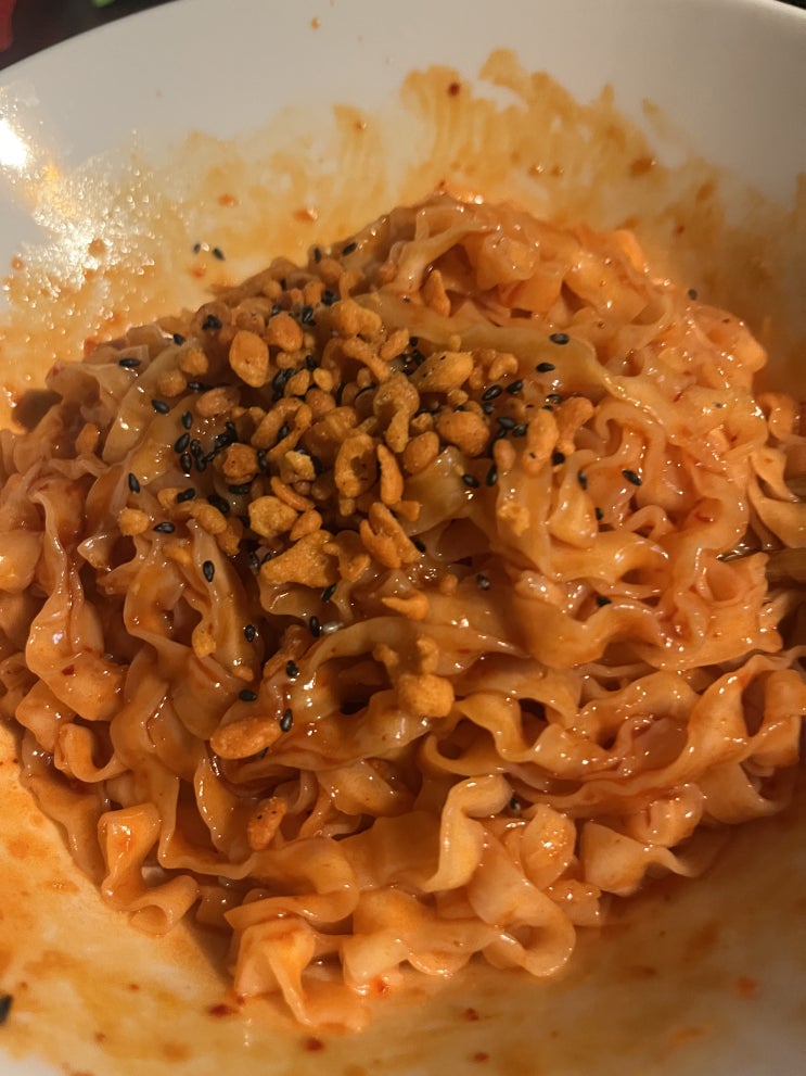  배홍동 칼빔면 / 매력적인 시도에 요상한 소스맛의 조합(1800원)