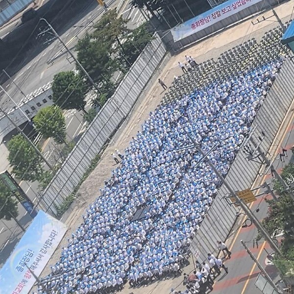 더위에 신도들 혹사시키는 신천지, 신도결집에는 실패한 듯 이만희 교주, 광주 송하에 등장, ‘1만 5천명 모였다’ 주장 무색할 정도로 적게 모여 더위에 신도들 혹사시키는 신천지, 신도결집에는 실패한 듯 이만희 교주, 광주 송하에 등장, ‘1만 5천명 모였다’ 주장 무색할 정도로 적게 모여