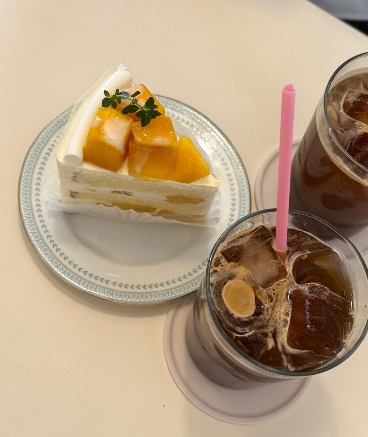  수원 신동 카페거리 카페 추천! 데일리테이블 망고케이크 맛집!