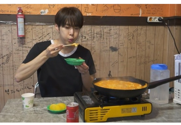 '나혼자 산다' NCT 도영, 단골 즉석 떡볶이집 공개...위치는?