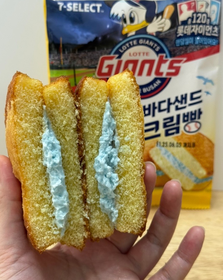  신기한 식감 푸른 크림 품은 편의점 신상 롯데자이언츠 마! 바다샌드 크림빵