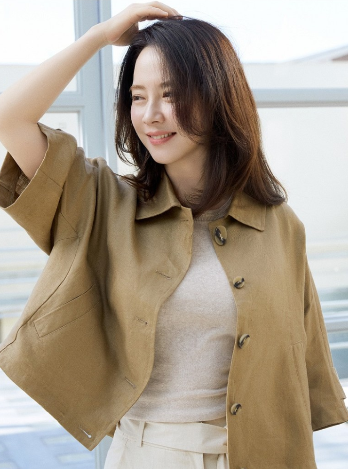  세련된 40대 여성 여름 패션의 완성으로 LBL 린넨 크롭 여자 자켓 코디 추천 w. 송지효