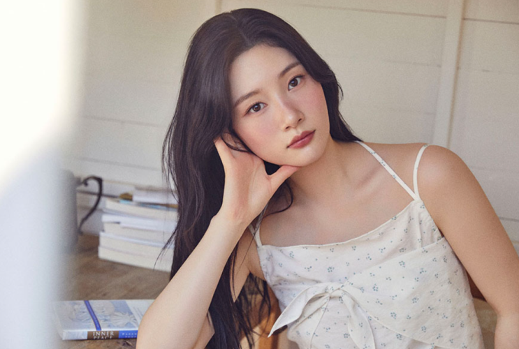  시원한 여름 코디로 민소매 나시 뷔스티에에 스카프가 세트인 온앤온 썸머탑과 함께한 정채연의 데일리룩