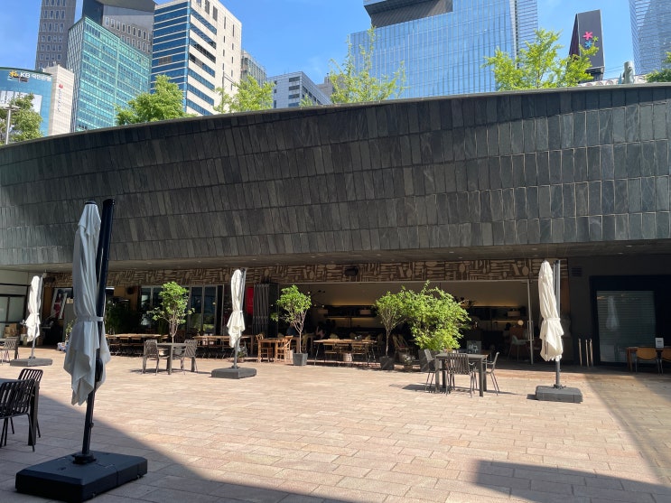 [내돈내산/강남역] 요즘 날씨에 딱 좋은 야외테이블 카페 더플라잉팬레드