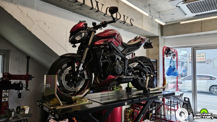 [콰시웍스] 트라이엄프(Triumph) 스트릿 트리플 765 RS 미쉐린 파워6 타이어 교환 부산경남김해 모터사이클 정비수리