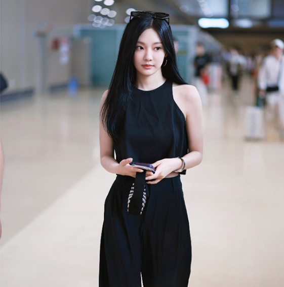  닝닝 올블랙 공항패션 미니백 시크한 선글라스 스타일링 정보