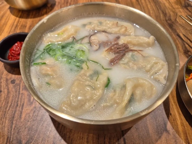 부활한 목동 만둣국 맛집 <해월손만두> 구수한 사골국물에 꽉찬 만두...열무보리밥도 무료 부활한 목동 만둣국 맛집 <해월손만두> 구수한 사골국물에 꽉찬 만두...열무보리밥도 무료