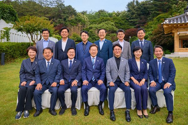  李, 與지도부에 "국민 기대 부응하자"…건배사 "대한민국을 위하여"(종합)