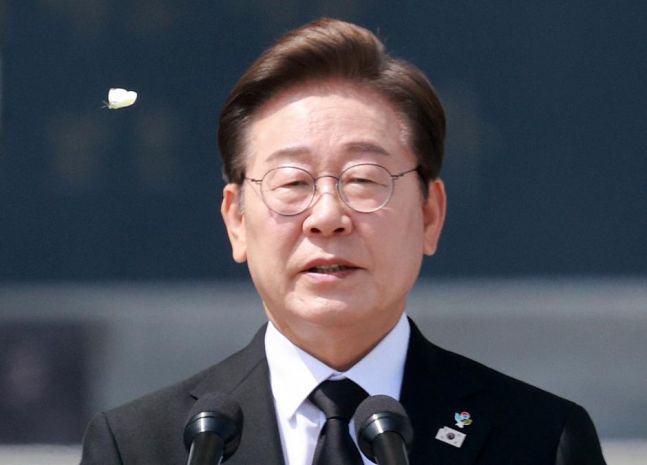 <b>이재명</b> <b>대통령</b>이 달고 다닌 태극기 배지, <b>진관사</b> 태극기 의미... 