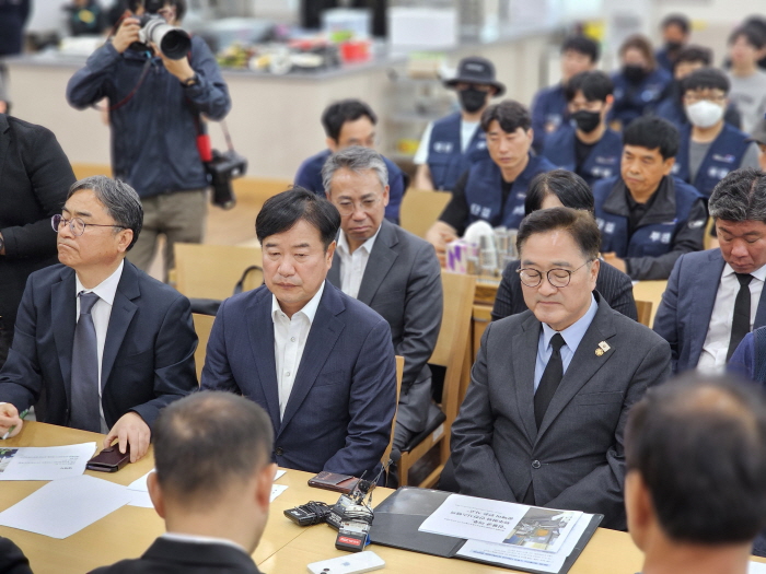 우원식 국회의장, <b>태안화력</b> 전격 방문.. 故 <b>김충현</b> 노동자 <b>추모</b>... 