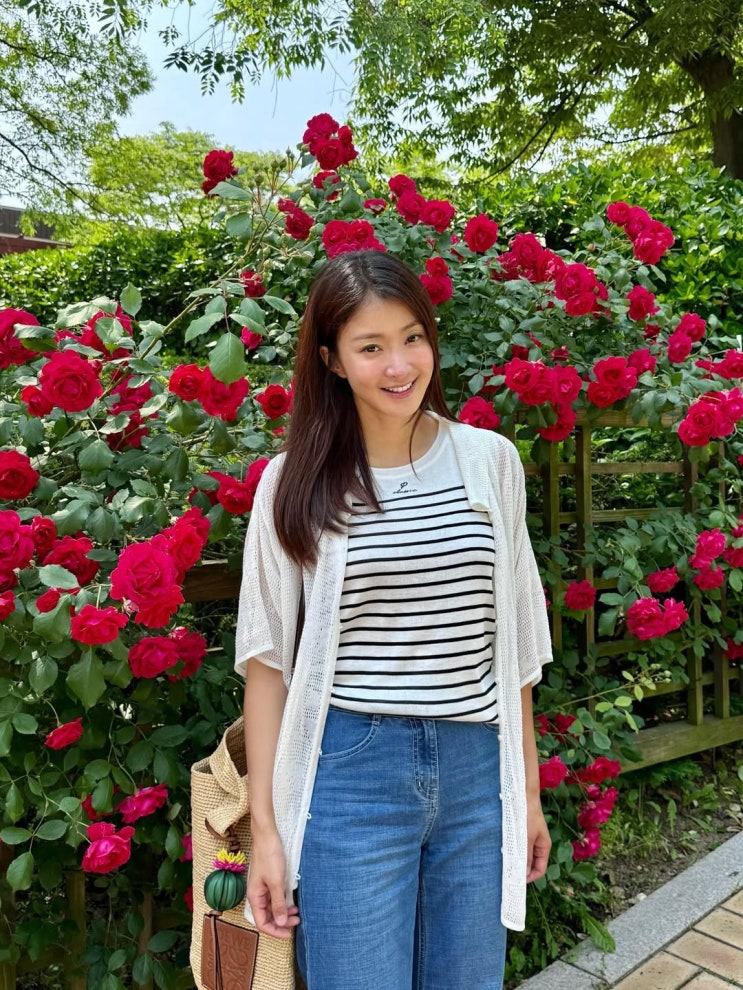  40대 엄마들의 센스 있는 여름 패션은 이시영처럼! 그녀가 입은 PAT 민소매 나시 스웨터 니트 코디