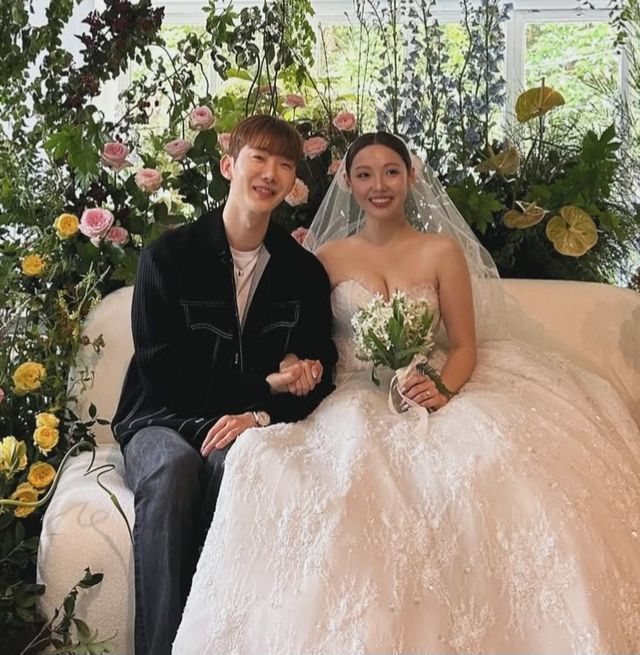  조권, 미쓰에이 민 결혼식에서 3번째 부케 받았다 “꽃길만 걷길”