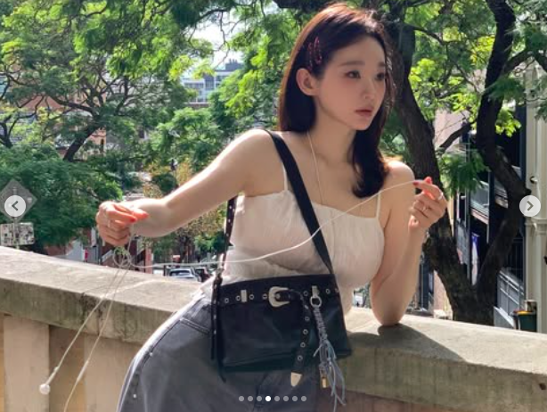   “강민경, 마른 줄만 알았는데…‘볼륨 몸매’로 다시 한 번 시선 강탈! 얼짱 시절 미모도 여전해”