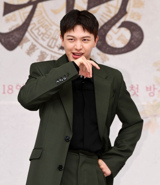   “30세 육성재, 데뷔 14년 차에 겹경사! 김지연과 핑크빛 사랑과 솔로 가수 컴백 소식”