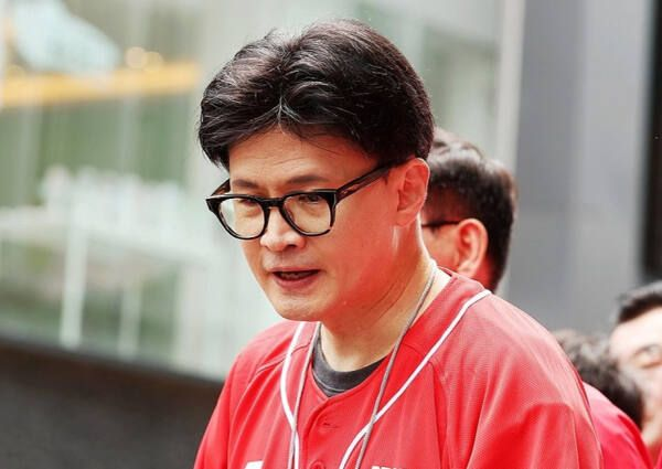  한동훈 "이 대통령 파기환송심 연기…사법부 역사에 큰 오점"