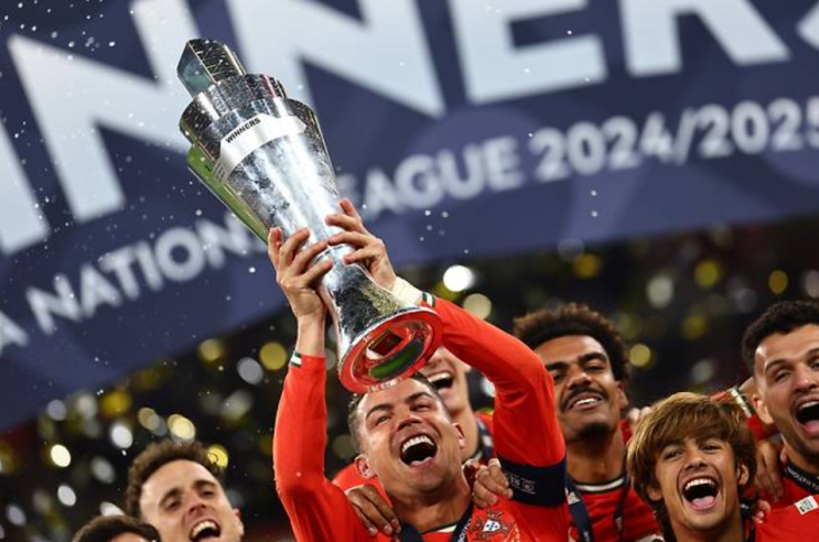 호날두 138호 골로 포르투갈 UEFA 네이션스리그 UNL 우승! 승부차기 스페인 제압하며 6년 만에 정상 탈환 호날두 138호 골로 포르투갈 UEFA 네이션스리그 UNL 우승! 승부차기 스페인 제압하며 6년 만에 정상 탈환