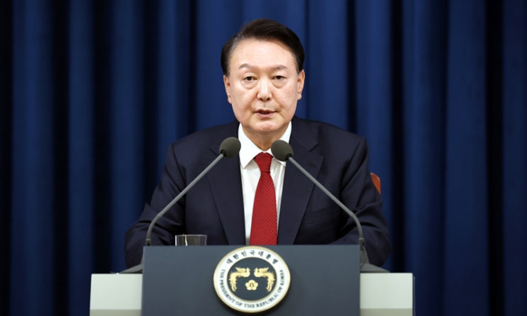 <b>윤석열</b> 전 대통령, 첫 <b>재판 출석</b>…침묵으로 일관한 질문 공세... 