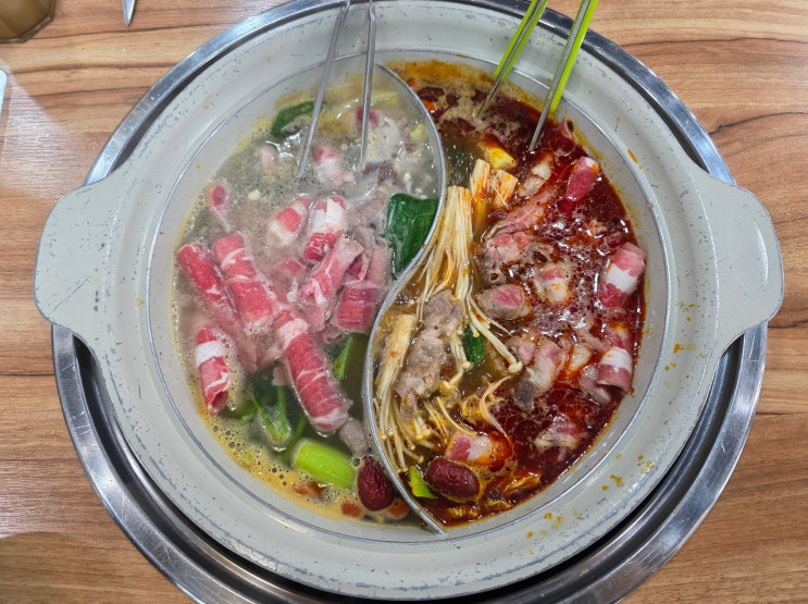  야채와 고기 한가득 훠궈를 무한리필로 여기다충칭훠궈마라탕