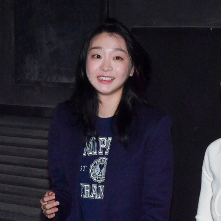  김다미 옷, 여성 티셔츠 3가지