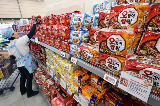 "라면 하나에 2000원?"…이재명 <b>대통령</b>, <b>물가</b> 보고 지시한 이유