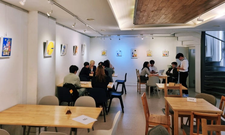  '일상 속으로 스며든 민화의 숨결' 행복민화작가 보야 노연서 초대전, 신촌역 카페 파파에서 만나다
