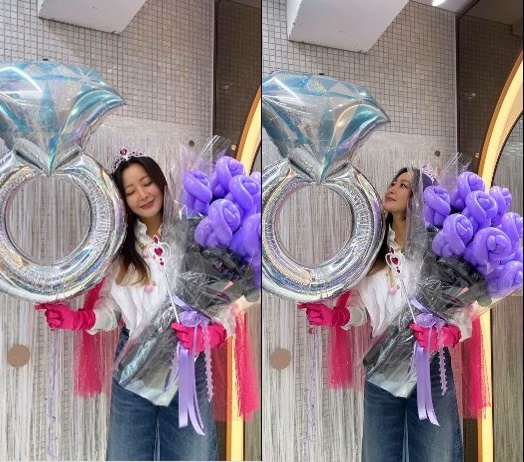  "김희선, 생일 맞아 화려한 풍선 파티 공개! 절친 송윤아의 따뜻한 축하 메시지까지"