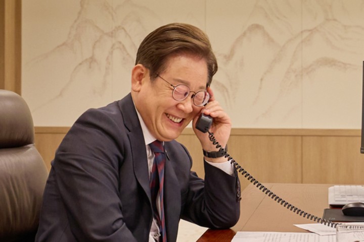 이재명 대통령, 시진핑 주석과 첫 전화 <b>통화</b>… <b>한중</b> 협력 강화 약속
