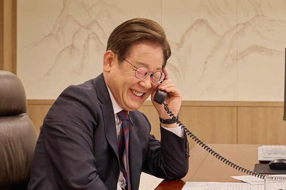 대통령, 시진핑 주석과 전화 통화…<b>한중 관계</b> '급속 <b>발전</b>' 시동?