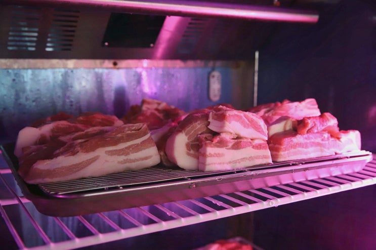  서귀포 올레시장 맛집 먹고정에서 흑돼지를 직접 맛보세요!