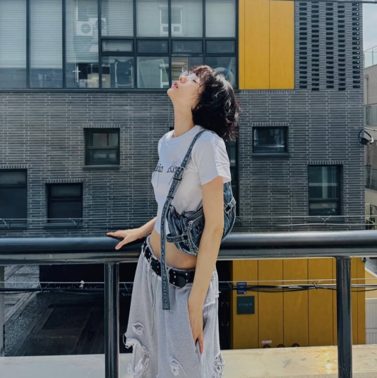  테토녀의 정석 패션 나나 데일리룩 마뗑킴 반팔 트리밍버드 팬츠