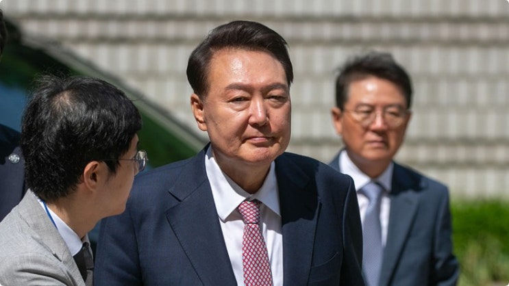 <국내 정치/경제> <b>윤석열</b> 전 대통령 측, 경찰 2차 <b>소환 불응</b> 의사... 