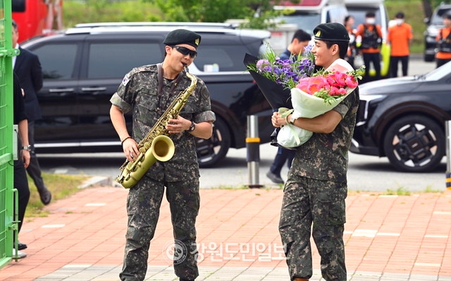 <b>BTS</b>, ‘<b>지민</b>·정국' <b>전역</b>… “군대 쉽지 않은 곳” 아미... 