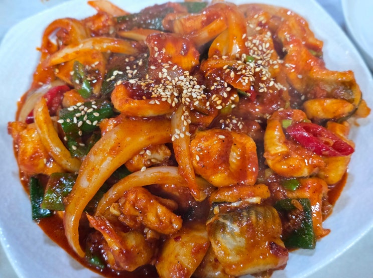  점심특선으로 통통한 장어를 볶음과 장어탕으로 진주 나동장어