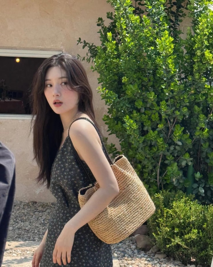  시원하고 러블리하게 정채연의 여름 여자 꾸안꾸룩으로 온앤온 민소매 끈 나시 랩 원피스 코디 추천