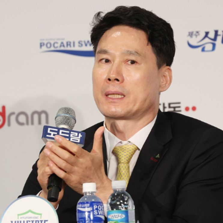 현대건설 강성형 감독, 새시즌은 파워보단 스피드배구!! 응?? 내가 잘못들었나? 한국여자배구팀이 스피드배구가 가능?(모마 이다현 고예림 황연주, 가이스버거 김희진 야구치 이예림)