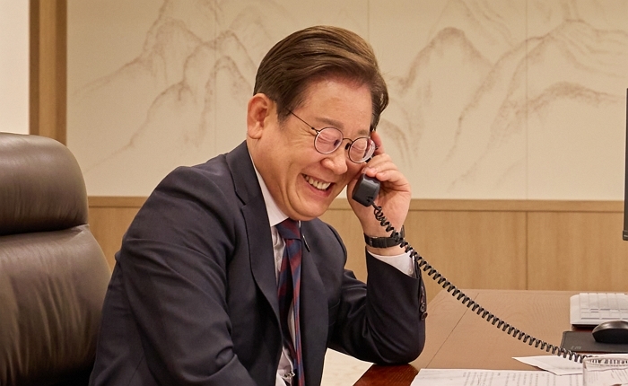 中 <b>시진핑</b> 주석과 약 30분간 통화... "<b>APEC</b> 정상회의 <b>초청</b>"