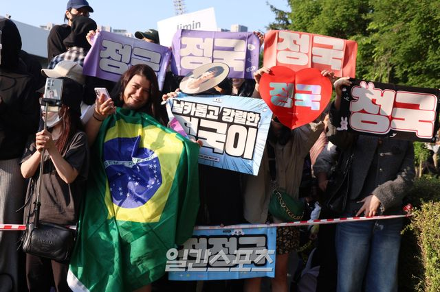 “더 높이 날기를”…BTS 정국·지민 전역 현장, 국내외 아미 700명 운집 [IS현장]