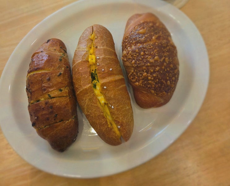  풍미 가득한 소금빵이 매력적인 멜로우트