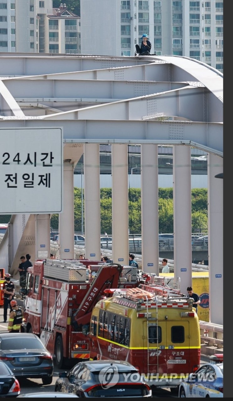 <b>한강대교</b> 위 송준영 씨, <b>아동</b>수용<b>시설</b> 피해 진상규명 촉구... 