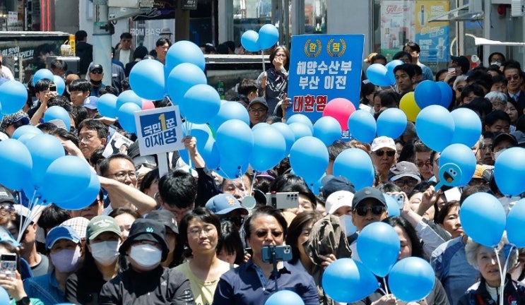 <국내 정치/경제> <b>해수부 부산 이전 논란</b>: 공무원 불만과... 