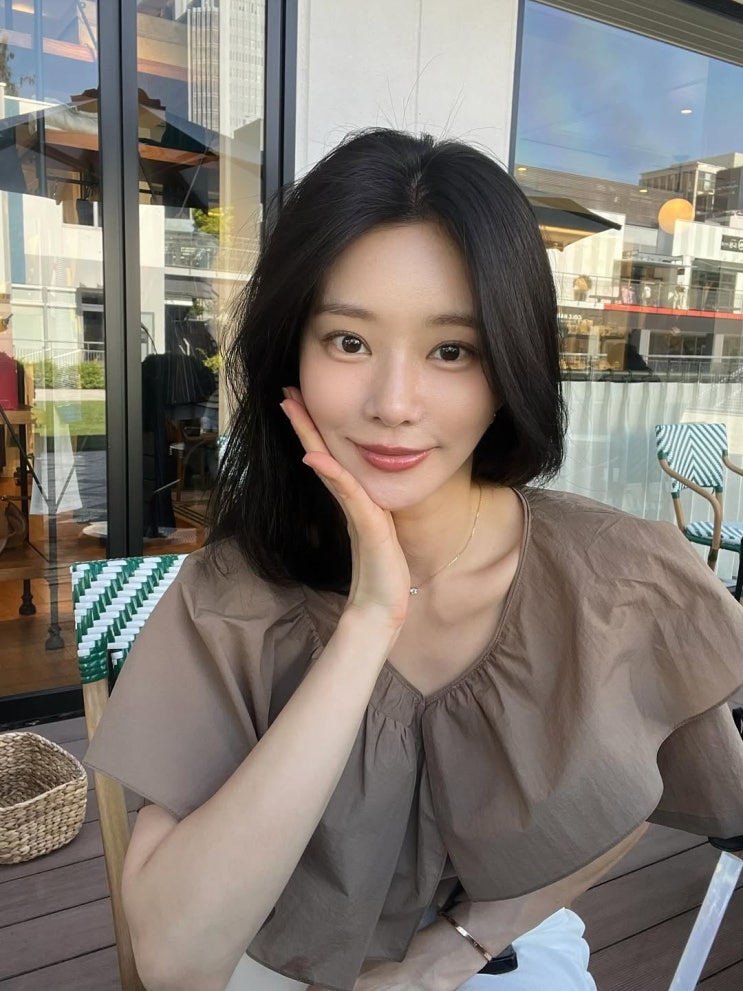  세련된 올드머니룩 감성으로 여름 여자 데일리룩에 좋은 시슬리 하모니 러플 블라우스 코디 w. 이주빈