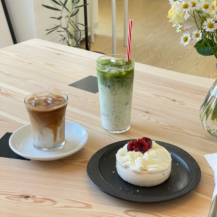  천안 신부동 신상 카페 티드 커피(TID COFFEE) 식물 인테리어 분위기 채광 좋은 2층 카페
