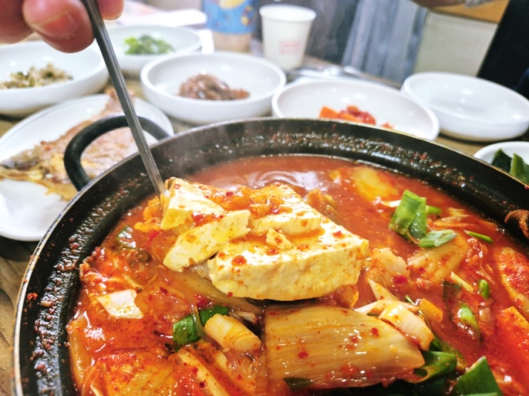  마산맛집 점심 정식 김치찌개 가게 이름이 동네식당 마산술재이