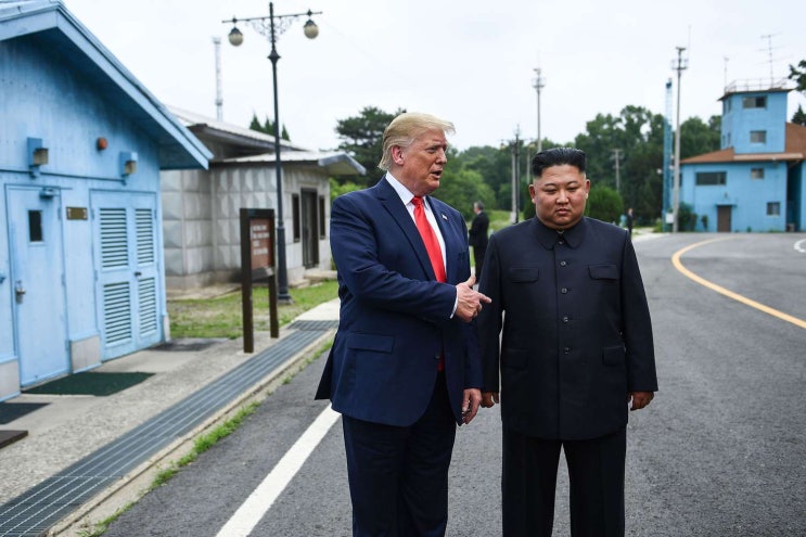 <b>트럼프</b> "<b>김정은</b>과 소통 열려 있다"…<b>친서</b> 거부 속 '대화 재개... 